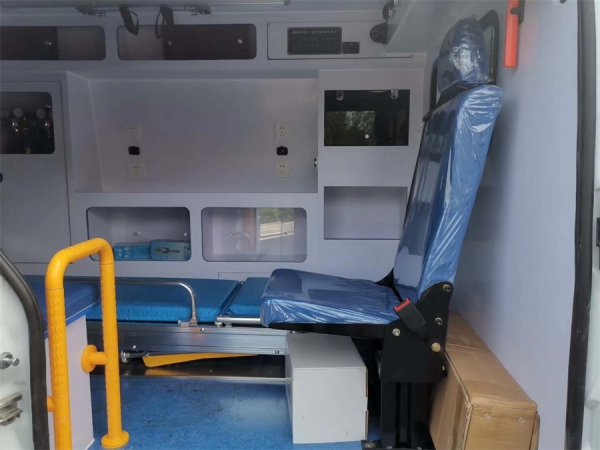 江鈴特順短軸中頂監(jiān)護型救護車
