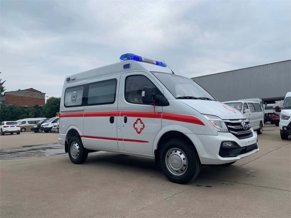 上汽大通短軸中頂救護(hù)車(chē)