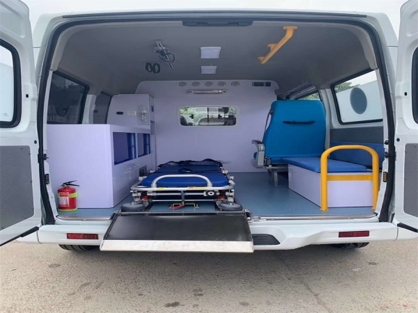 上汽大通短軸中頂救護(hù)車(chē)