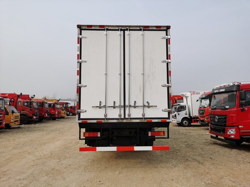 東風天龍KL小三軸冷藏車