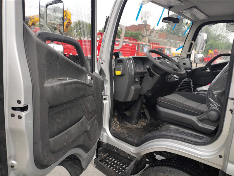 國(guó)六 福田歐馬可156馬力肉鉤冷藏車(chē)