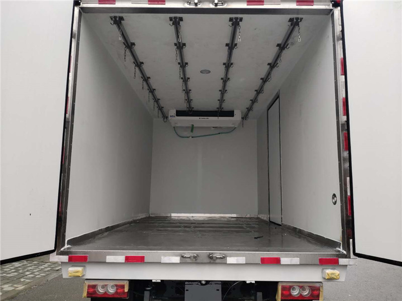 國(guó)六 福田歐馬可156馬力肉鉤冷藏車(chē)