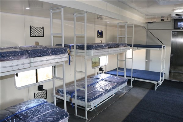 重汽后八輪28人宿營車