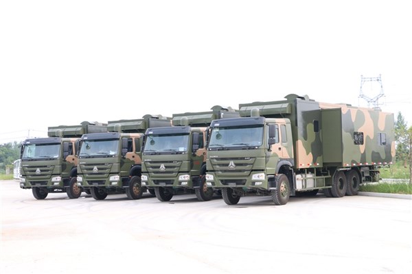 重汽后八輪28人宿營車